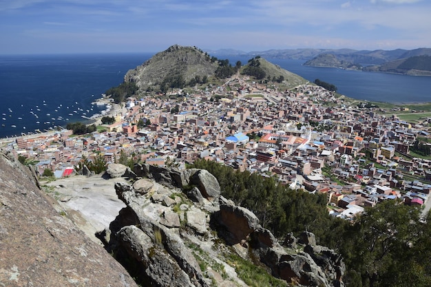 Op de top van Cerra Calvario neerkijkend op Copacabana Bolivia