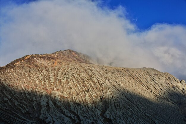 Op de top van de vulkaan ijen, indonesië