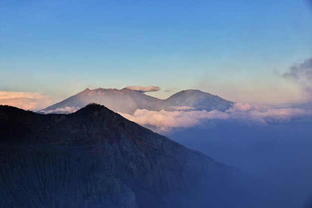 Op de top van de vulkaan Ijen, Indonesië