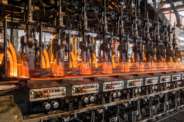 Op de transportband worden glazen flessen gepasteuriseerd met vuur productie van glazen flessen