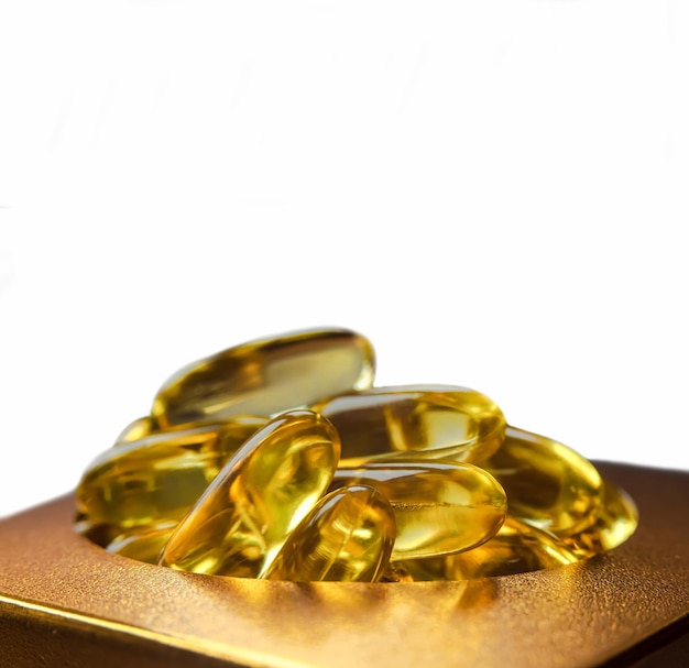 Op de voorgrond omega3 visolie in een gouden pakketclose-up