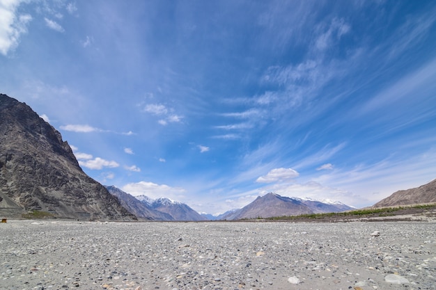 Op de weg in Leh Ladakh-landschap. Khardung La-pas