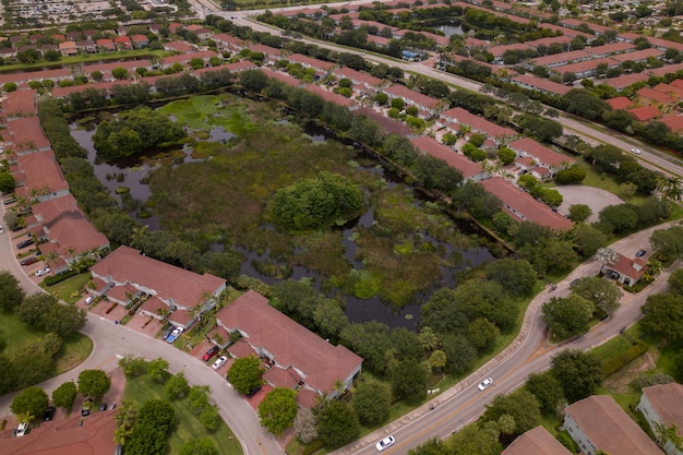 Op deze luchtfoto is een woonwijk te zien.