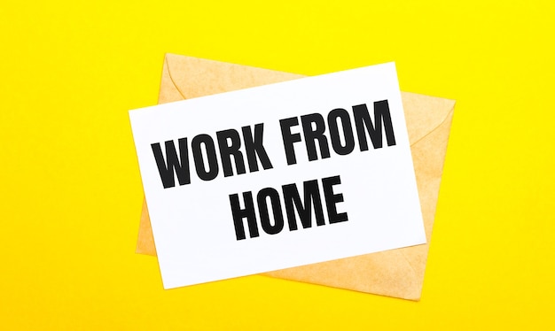 Op een gele ondergrond een envelop en een kaart met de tekst WORK FROM HOME