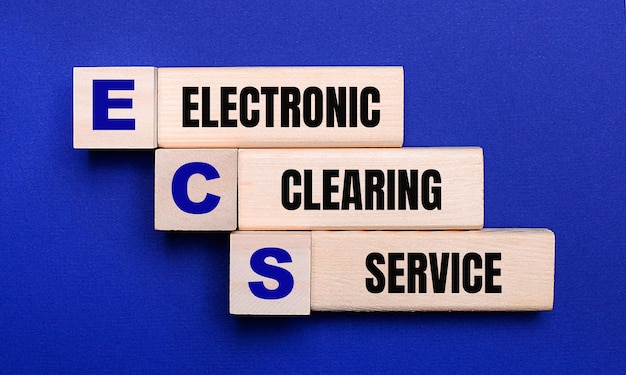 Op een helderblauwe achtergrond lichte houten blokken en kubussen met de tekst ecs electronic clearing service