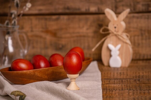 Op een houten achtergrond paaseieren, beschilderd met natuurlijke plantaardige kleurstoffen, uienschil