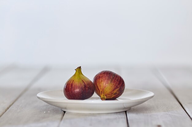 Op een houten tafel