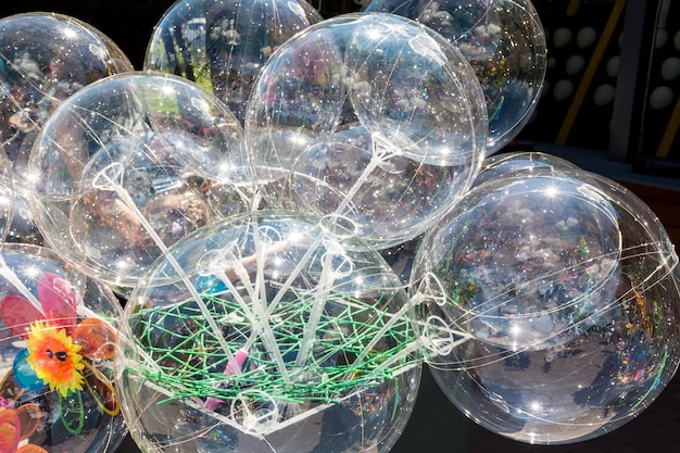 Op een kinderfeestje worden originele plastic ballonnen verkocht. Patroon en textuur van ballonnen