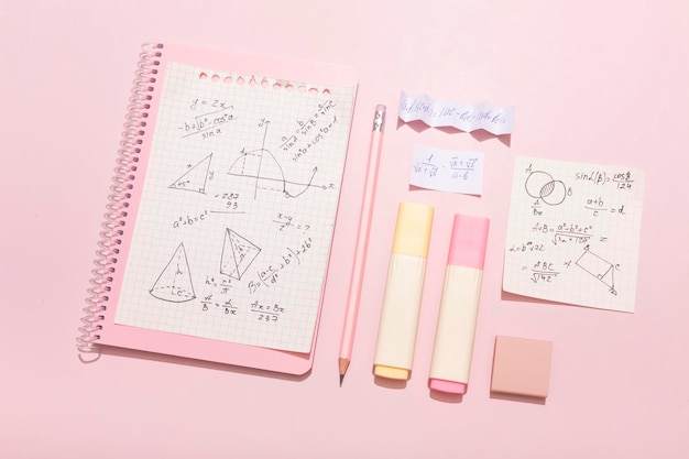 Op een roze achtergrond geeft roze schoolspiekbriefjes een rekenmachine