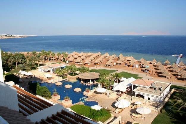 Op een strand van een hotel in Egypte aan de Rode Zee