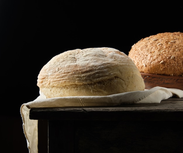 Op een wit servet lagen twee broden gebakken rond brood