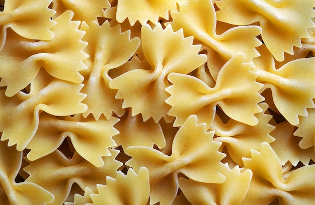 Op een witte achtergrond wordt een grote stapel pasta getoond.