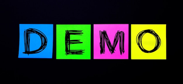 Op een zwarte ondergrond, felgekleurde stickers met het woord DEMO. Illustratie.
