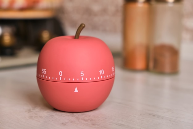 Op het aanrechtblad in de keuken staat een kookwekker in de vorm van een appel
