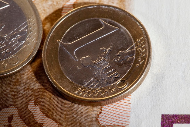 Op het biljet van 50 euro staan munten van één euro