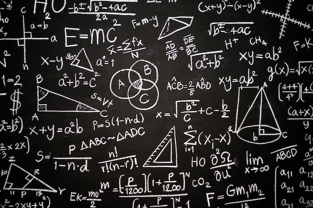 Foto op het bord staan wetenschappelijke formules en berekeningen in de natuurkunde, wiskunde en elektrische circuits. wetenschappelijke en educatieve achtergrond