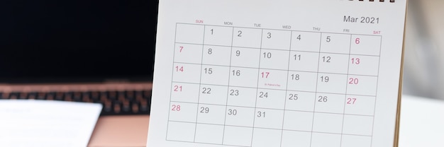 Op het bureaublad is er een kalender voor het plannen van dagelijkse taken naast pen en papier