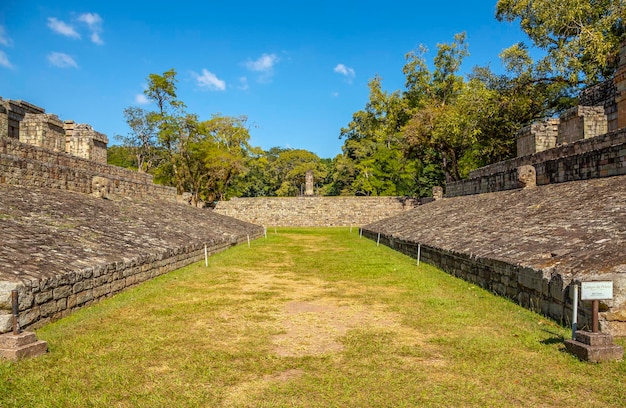 Op het gebied van het balspel in de tempels van Copan Ruinas Honduras