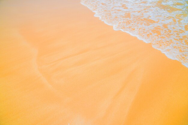 Op het gele zand is een oceaangolf.