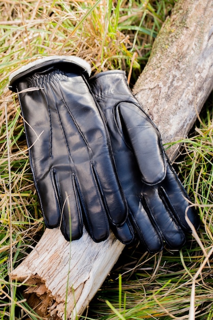 Foto op het gras liggen warme leren herenhandschoenen