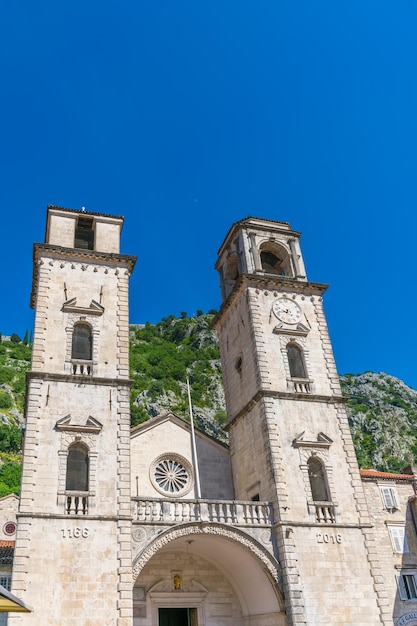 Op het plein in de stad Kotor bevindt zich de kathedraal van St Typhon