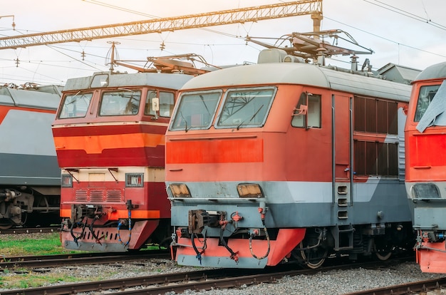 Op het spoor staan elektrische locomotieven opgesteld