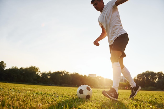 Op het sportieve veld Jonge voetballer hebben training