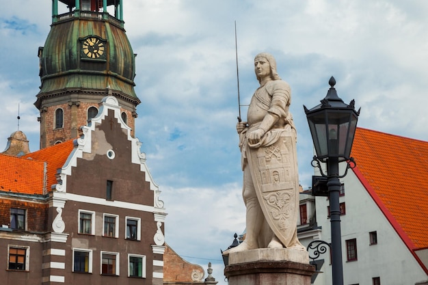 Op het Stadhuisplein-beeldhouwwerk van Sint-Roland en Sint-Pieterskerk in de oude stad Riga, Letland