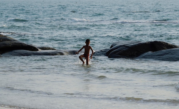 Op het strand spelen kinderen vrolijk in de zee Op vakantie ontspannen mensen graag op het strandxAOpgenomen op 18 april 2023 op Mae Ramphueng Beach Rayong Thailand