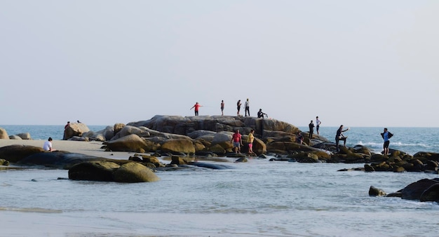 Op het strand spelen kinderen vrolijk in de zee Op vakantie ontspannen mensen graag op het strandxAOpgenomen op 18 april 2023 op Mae Ramphueng Beach Rayong Thailand