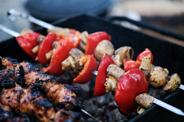 Op kolen gebakken groenten Gegrilde groenten Gegrilde paprika Gegrilde champignons