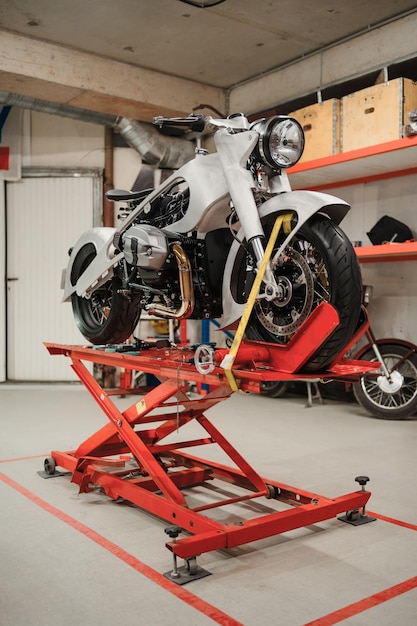 Foto op maat gemaakte motorfiets repareren in reparatiewerkplaats instrumenten en apparatuur hobby's en unieke banen