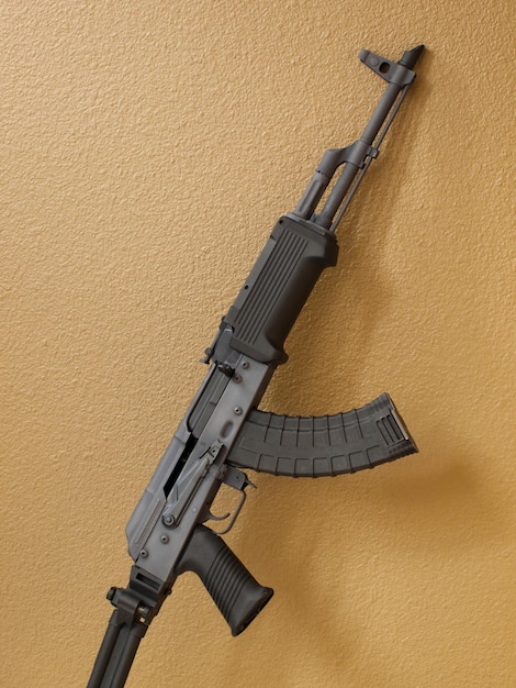 Op maat geschilderde AK-47 met een magazijn van 30 ronden en een opvouwbare voorraad.