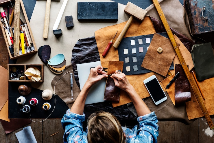 Foto op maat maken van uitrusting met leermateriaal op tafel