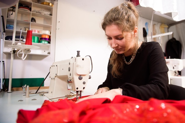 Op maat naaien op de naaimachine zeef het weefsel