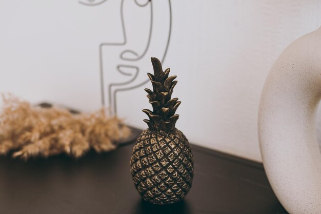 Op tafel staat een prachtig beeldje van een kleine zwarte ananas als decor