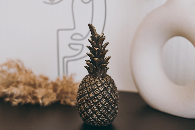 Op tafel staat een prachtig beeldje van een kleine zwarte ananas als decor