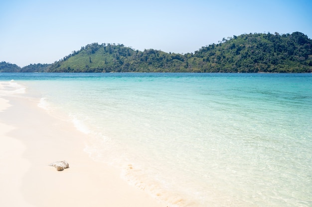 Op weg naar Koh Lipe, blauwe zee, prachtige witte stranden, Khai Island gelegen in Koh Tarutao, La-ngu District, Satun Province, Thailand
