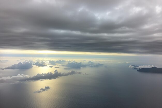 Op weg over de Stille Oceaan op een bewolkte ochtend