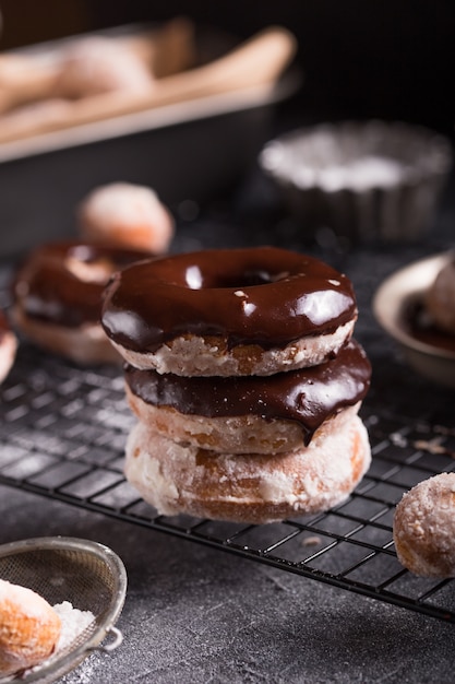 op zicht plat leggen van een dozijn geglazuurde donuts