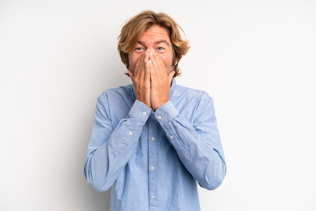 Foto op zoek gelukkig vrolijk gelukkig en verrast mond bedekken met beide handen