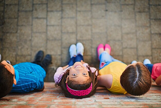 Op zoek naar een betere toekomst Shot van een groep kinderen buiten