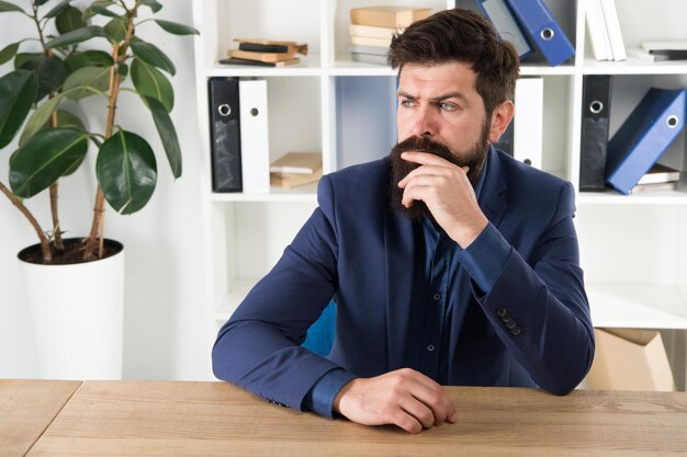 Op zoek naar inspiratie Bebaarde man Oudere hipster met baard Man in kantoor brute man Zakelijke inspiratie Moderne zakenman Zakenman Man wacht op inspiratie Wat als