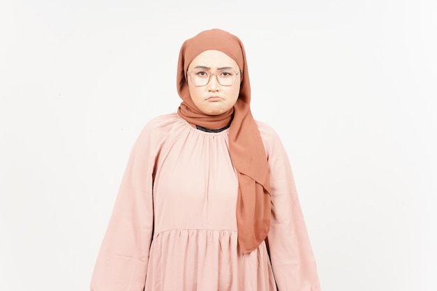 Op zoek naar jou met boze gezichtsuitdrukking van mooie Aziatische vrouw die hijab draagt geïsoleerd op wit