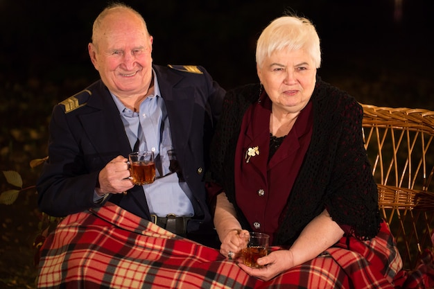 Opa en oma drinken thee in het Park.