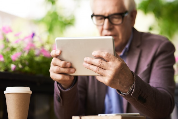 Opa leren om digitale tablet te gebruiken