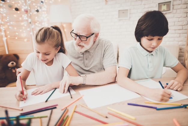 opa speelt met zijn kleinkinderen