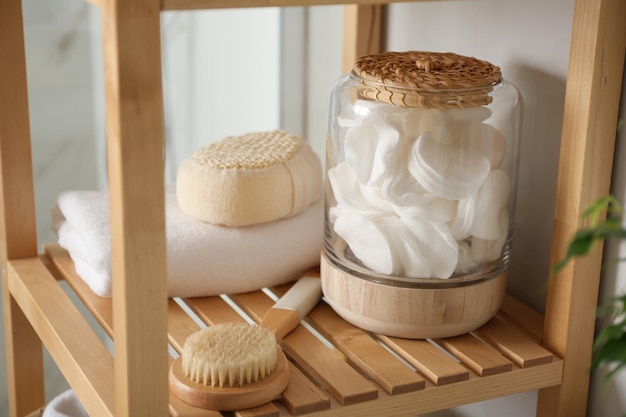 Opbergkast met toiletartikelen in badkamer interieur