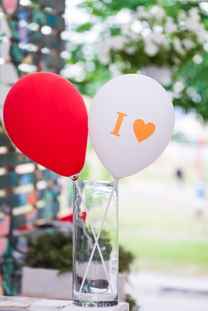 Opblaasbare ballen staan in een vaas op een tafel