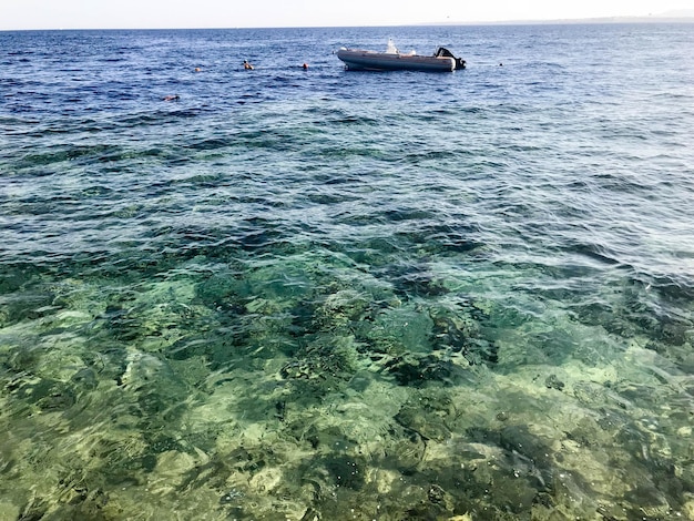 Opblaasbare bootboot op de achtergrond van het prachtige steenzandstrand van Berea en groenachtig blauw